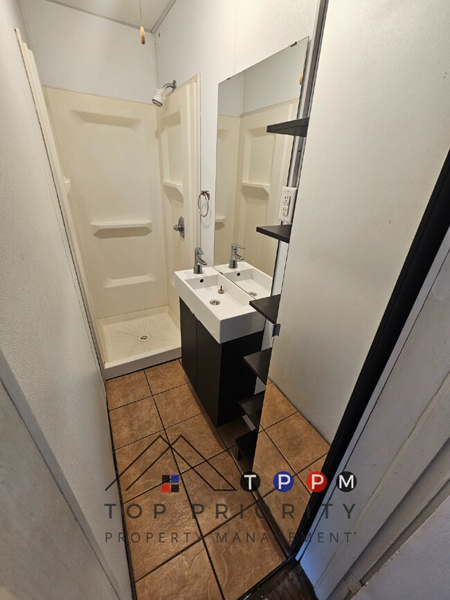 Building Photo - 3 Bedroom | 1.5 Bath Apartment in Cedar Fa...