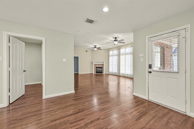 Building Photo - 313 Winding Oak Ln S