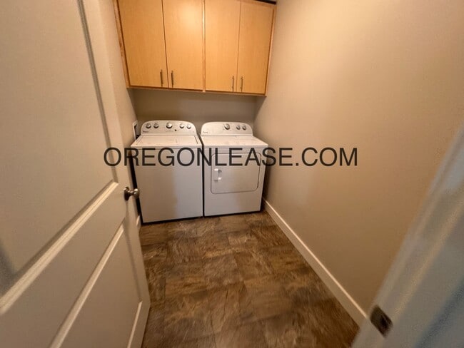 Building Photo - 2 bedroom 2.5 bath townhouse in Cal Young Area