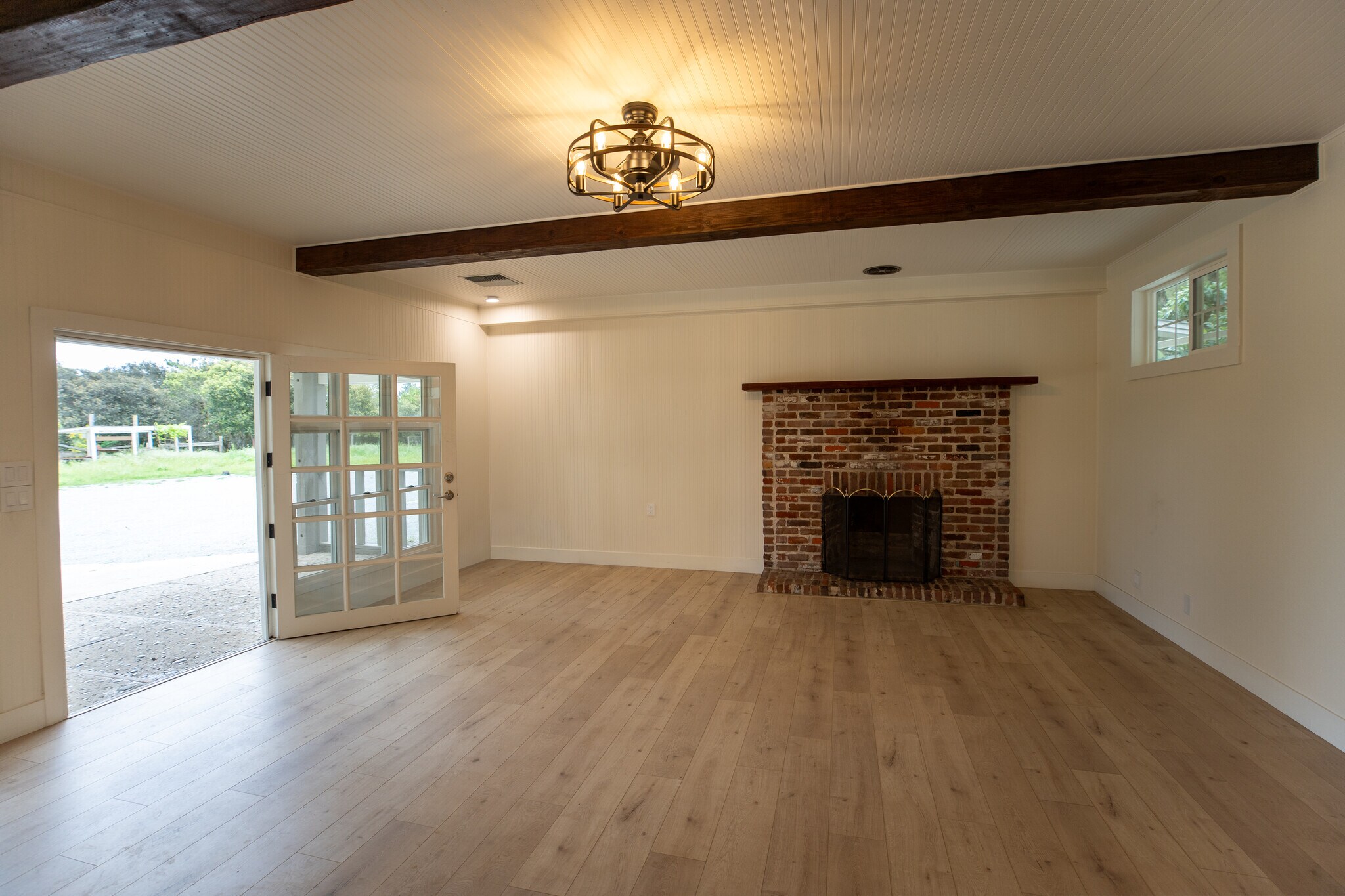 Building Photo - 384 Crazy Horse Canyon Rd