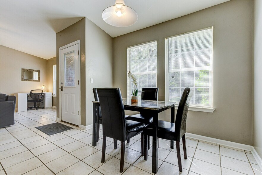 Building Photo - 309 Cactus St