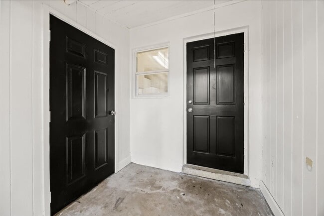 Building Photo - 2 Bedroom 1 Bath Duplex