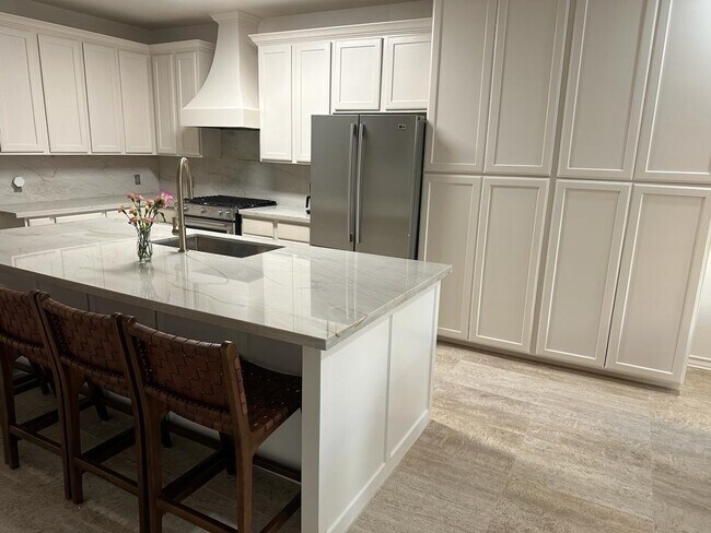 Building Photo - 9813 Sandhill Dr