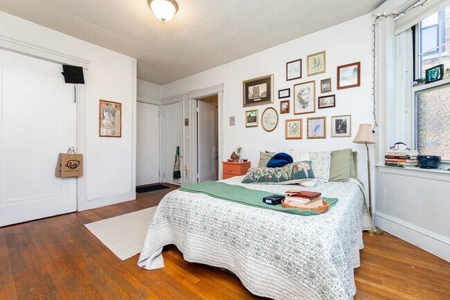Building Photo - 118 Riverway