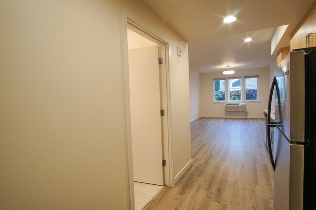 Building Photo - Spacious 2nd Floor 2-Bed in John's Landing...