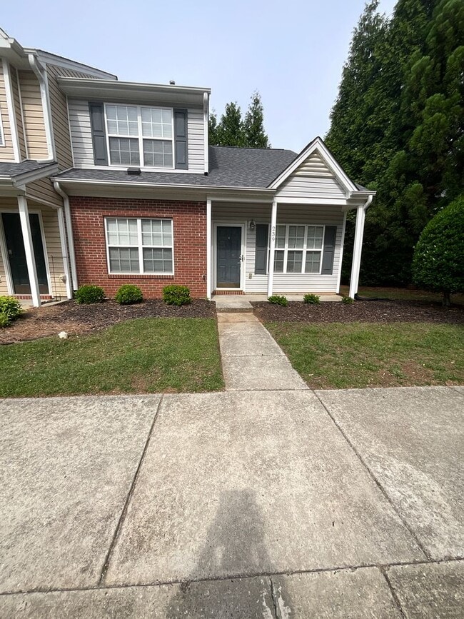 Building Photo - Charming 3 bedroom/2.5 bathroom End Unit i...