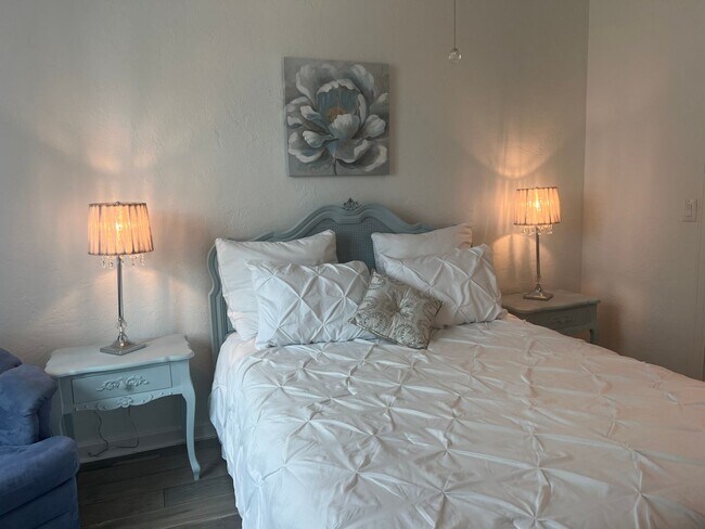 Building Photo - NEW PRICE on Adorable 1BR/1BA Condo in Downtown Venice