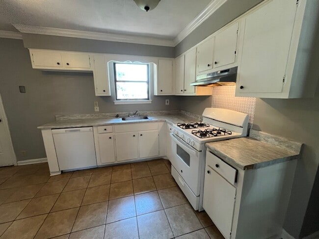 Building Photo - Renovated 3 Bedroom 2 Bath Home for Rent!!