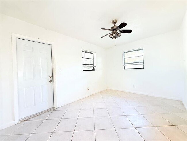 Building Photo - 141 NW 27th Terrace