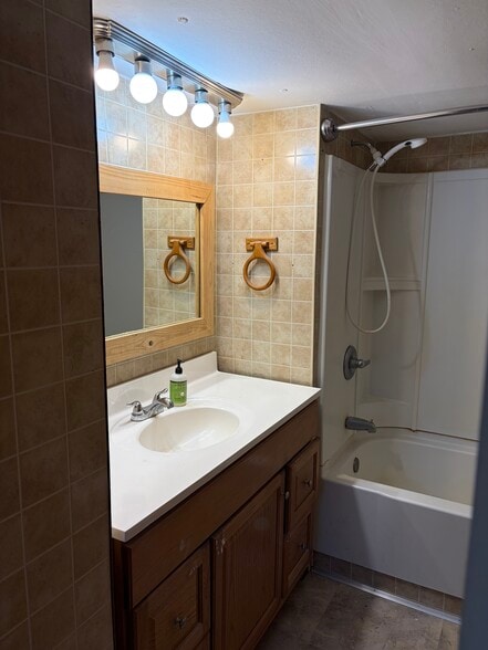 Bath - 13312 McComb Rd