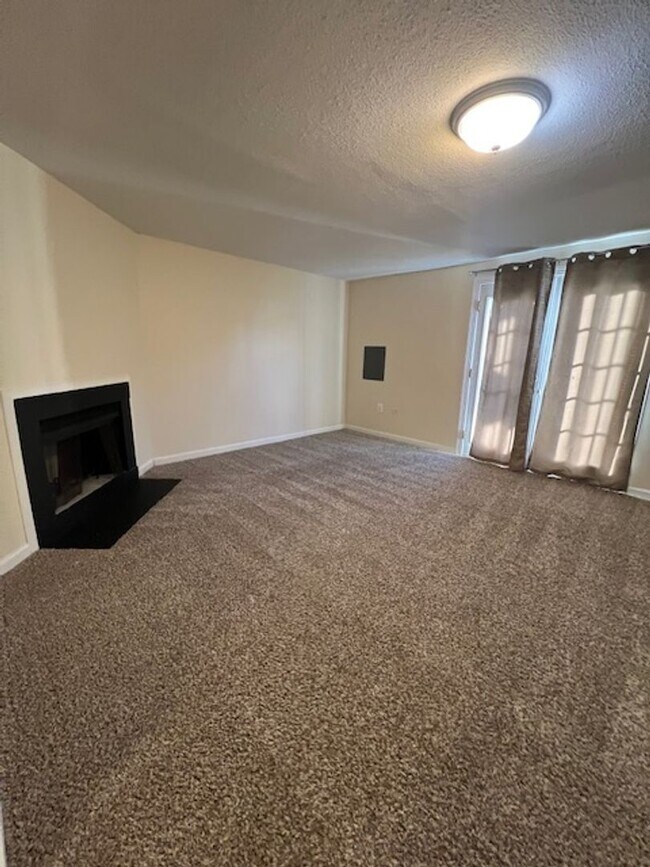 Building Photo - 3 LEVEL TOWNHOME IN GUNNERS LAKE VILLAGE