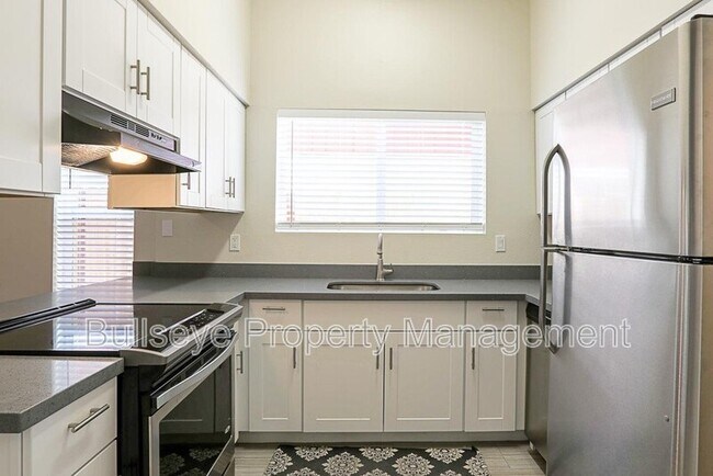 Building Photo - 3229 E Crescent Ave