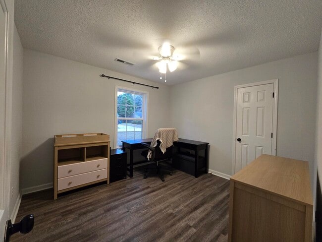 Building Photo - 620 Rainbow Dr