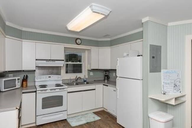 Building Photo - FULLY FURNISHED OFF-SEASON GETAWAY STARTIN...
