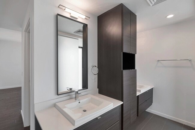Building Photo - Luxury Condo in the Heart of Downtown Phoe...