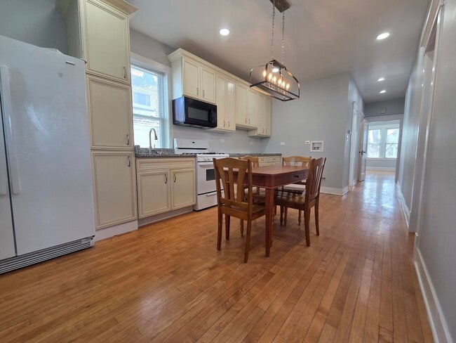 Building Photo - 5434 W Drummond Pl