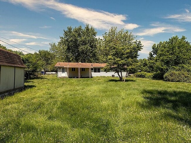 Building Photo - Beautiful 3 bedroom 2 bath charmer… Waitin...