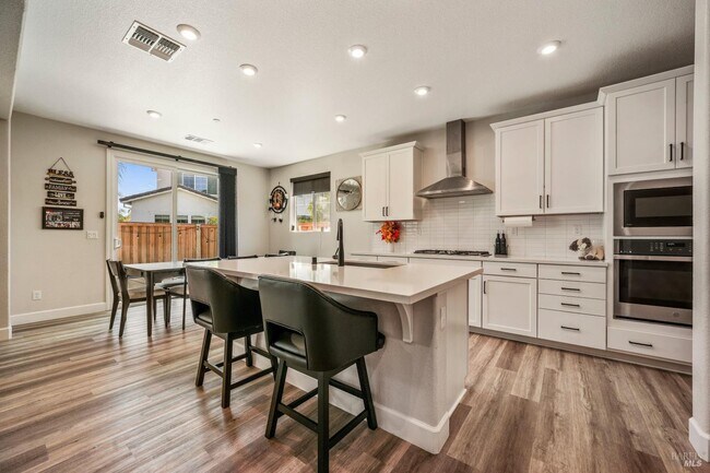 Building Photo - 1245 Pacific Pl