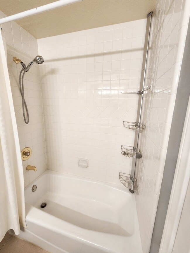 Building Photo - Spacious 3 bedroom condo