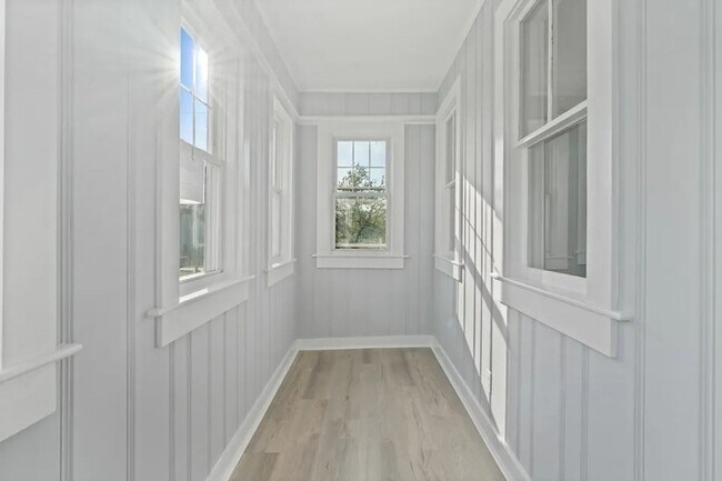 Building Photo - Sunny & Bright Updated 2 BA / 1 Ba Home in Dartmouth