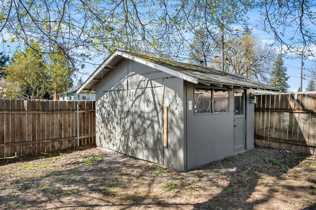 Building Photo - Great Location! Northtown Charmer!