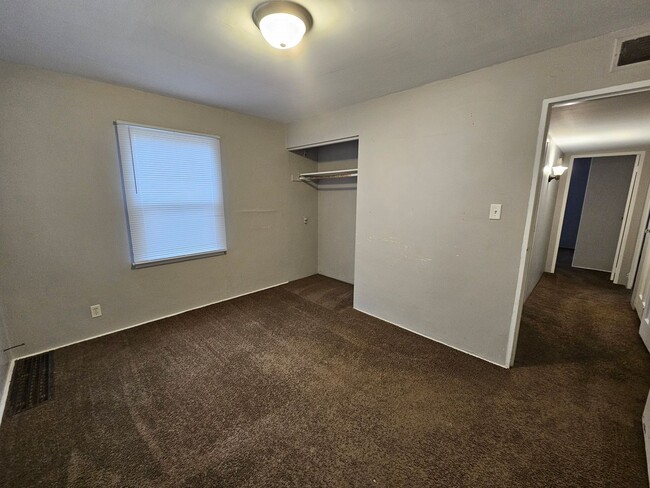 Building Photo - 3 bed, 1 bath, South Bend