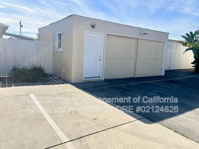 Building Photo - 717 E Lake Ave