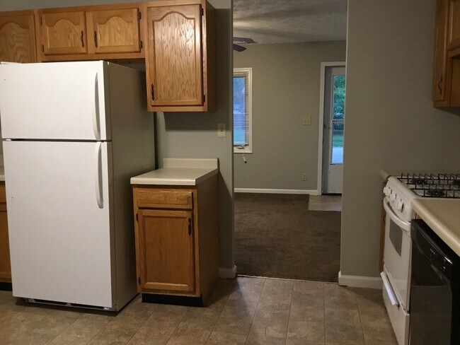 Building Photo - Roomy Southside 3 Bedroom Home with fenced...