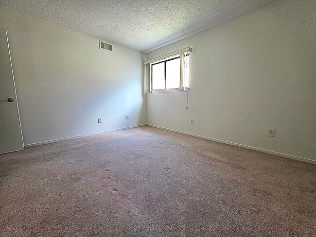 Building Photo - 563 Heritage Vlg