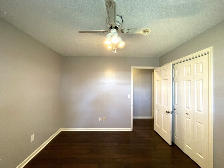 Building Photo - 6317 N Warren Ave