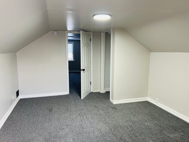 Building Photo - Gorgeous Renovated 3 Bedroom House!