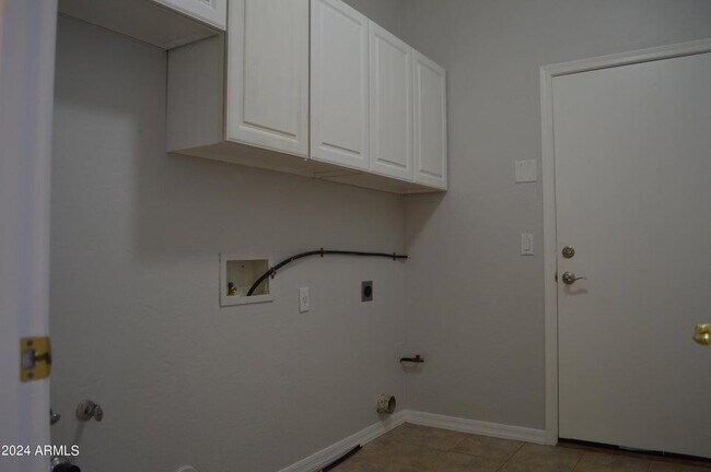Building Photo - 4132 E Carriage Ct