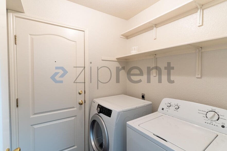 Building Photo - Unit