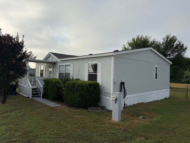 Building Photo - Charming 3 bed 2 bath on 1 acre lot
