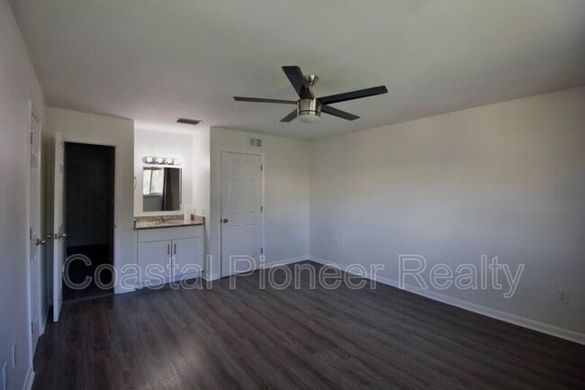 Building Photo - 5822 16th Ln S