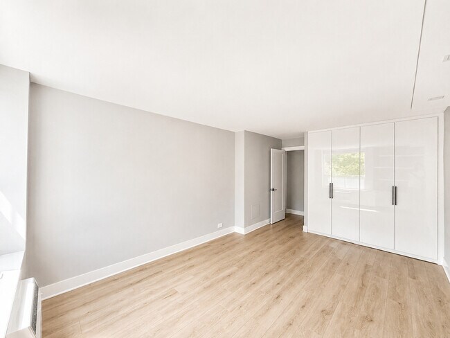 Building Photo - 1355 N Sandburg Terrace