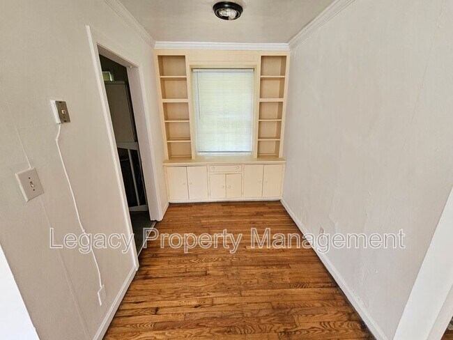 Building Photo - 1400 Roslyn Dr