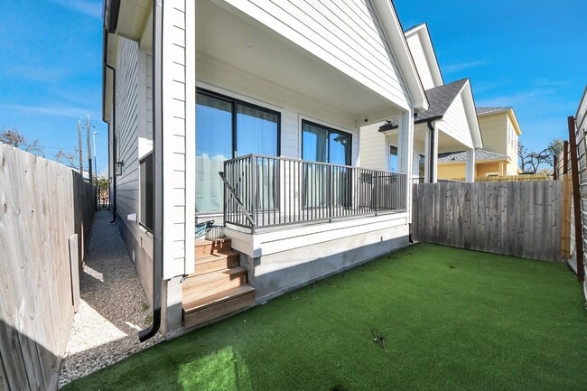 Building Photo - 410 E 41st St