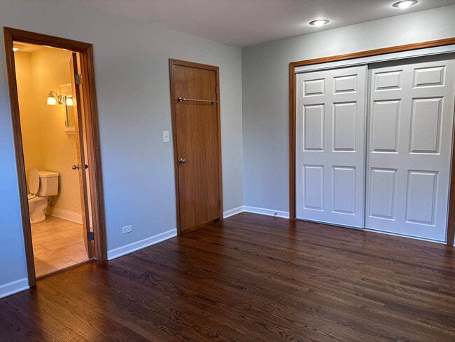 Building Photo - 558 Green Bay Rd