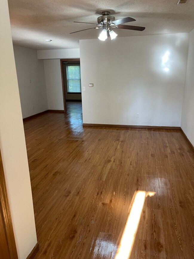 Building Photo - 2BR/2BA with W/D Included! AVAIL. 5/1/26