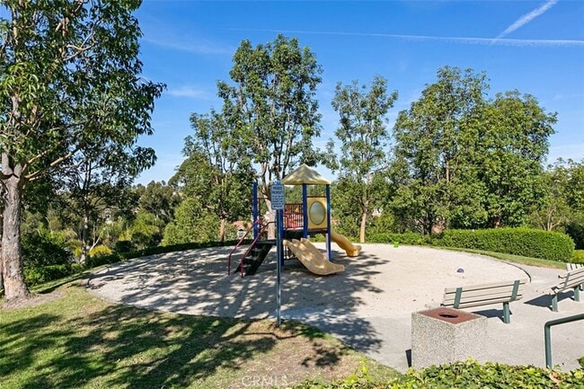 Building Photo - 5 Silver Glade Dr