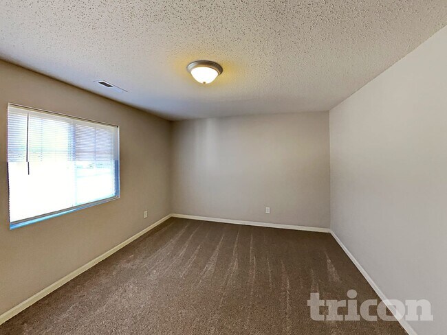 Building Photo - 2675 Chatfield Dr
