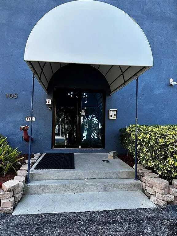 Building Photo - 105 S Riverside Dr