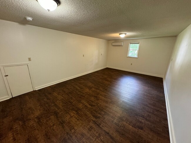 Building Photo - 1/1 Garage Apartment in Old Summerville Pa...