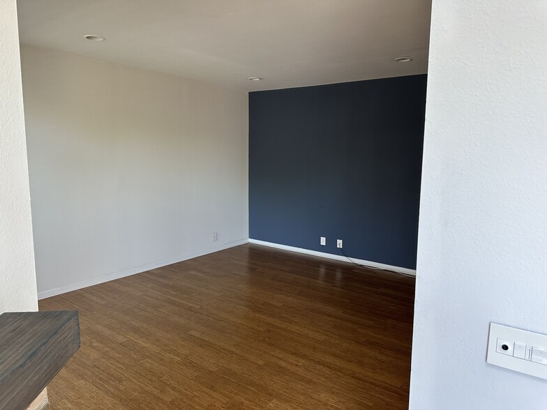 Building Photo - 609 S El Molino Ave