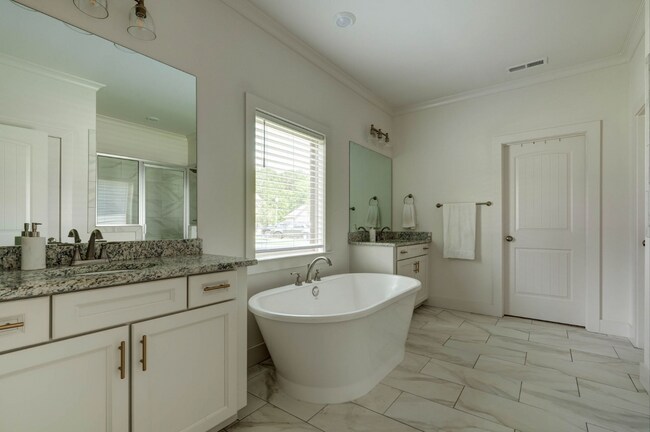 Building Photo - 461 Hamilton Pl
