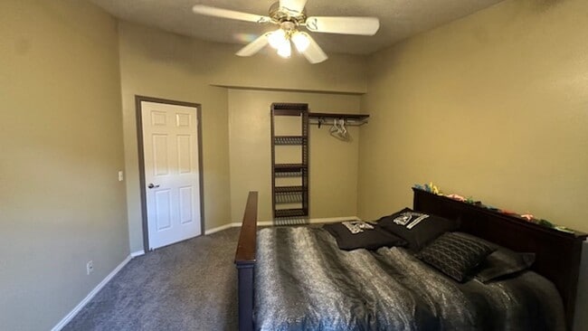 Building Photo - 3 Bedroom Home With Community Pool - Pet Friendly!