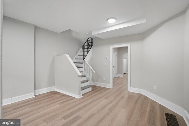 Primary Photo - 5518 Lansdowne Ave