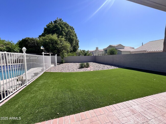 Building Photo - 4446 E Graythorn St