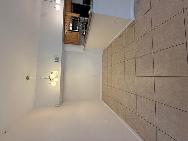 Building Photo - 211 SW Palm Dr